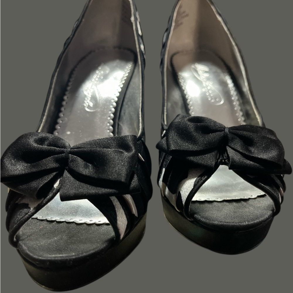Sleek Black and White High Heels with Peep-Toe - Picture 7 of 12